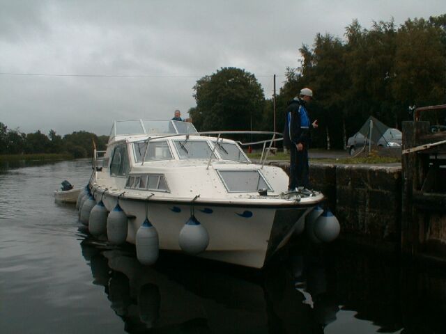 Die "Orchid" beim Anlegen in der Schleuse von Rooskey